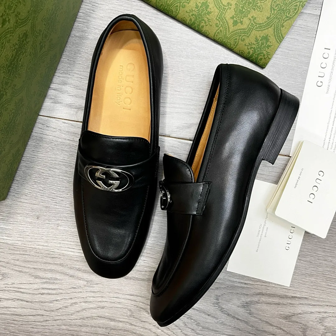 Ex-factory price: 480💰-(Gucci) men’s loafers! Genuine molded horsebit, a classic must-have for your shoe cabinet! The feet are particularly delicate! This Gucci original version is a set last, and we are consistent with the counter! Therefore, it is more comfortable in terms of last shape and comfort! Take it to the counter and compare at will! Good shoes are more than just what they make! But grasp the essence from the inside out! Material: Imported first-layer cowhide! Genuine leather outsole imported from Italy, size: 39-44 (38/45 customized, non-refundable)
